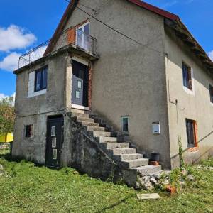 KUPJAK - samostojeća kuća s 3 etaže u fazi adaptacije, blizu sanjkališta
