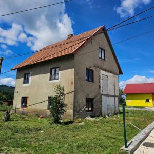 KUPJAK - samostojeća kuća s 3 etaže u fazi adaptacije, blizu sanjkališta