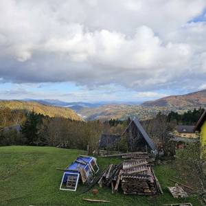 KUPJAK - samostojeća kuća s 3 etaže u fazi adaptacije, blizu sanjkališta
