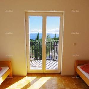 Labin, Apartmanska kuća s bazenom i pogledom na more