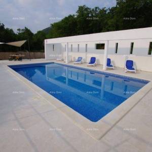 Labin, Apartmanska kuća s bazenom i pogledom na more