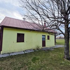 LIČ, GORSKI KOTAR – Imanje s tri kuće i velikom okućnicom okruženom zelenilom