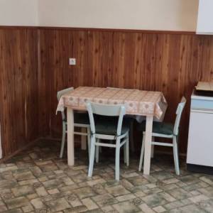 LIČ, GORSKI KOTAR – Imanje s tri kuće i velikom okućnicom okruženom zelenilom