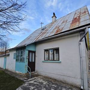 LIČ, GORSKI KOTAR – Imanje s tri kuće i velikom okućnicom okruženom zelenilom