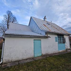 LIČ, GORSKI KOTAR – Imanje s tri kuće i velikom okućnicom okruženom zelenilom