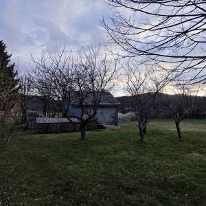 LIČ, GORSKI KOTAR – Imanje s tri kuće i velikom okućnicom okruženom zelenilom