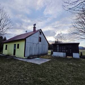 LIČ, GORSKI KOTAR – Imanje s tri kuće i velikom okućnicom okruženom zelenilom