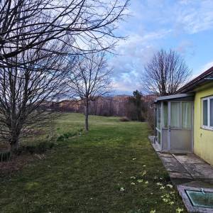LIČ, GORSKI KOTAR – Imanje s tri kuće i velikom okućnicom okruženom zelenilom