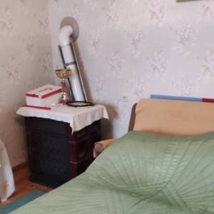 LIČ, GORSKI KOTAR – Imanje s tri kuće i velikom okućnicom okruženom zelenilom