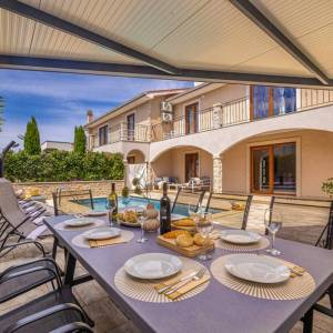 LINARDIĆI, OTOK KRK - Autentična vila s bazenom, pogledom na more i potpunom privatnošću