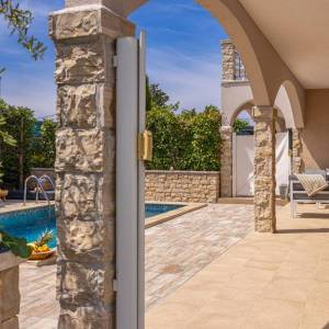 LINARDIĆI, OTOK KRK - Autentična vila s bazenom, pogledom na more i potpunom privatnošću