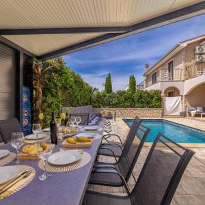 LINARDIĆI, OTOK KRK - Autentična vila s bazenom, pogledom na more i potpunom privatnošću