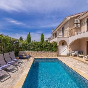 LINARDIĆI, OTOK KRK - Autentična vila s bazenom, pogledom na more i potpunom privatnošću