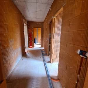 Ližnjan! Novogradnja! Apartman sa manjim vrtom.