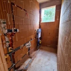 Ližnjan! Novogradnja! Apartman sa manjim vrtom.