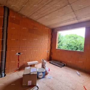 Ližnjan! Novogradnja! Apartman sa manjim vrtom.