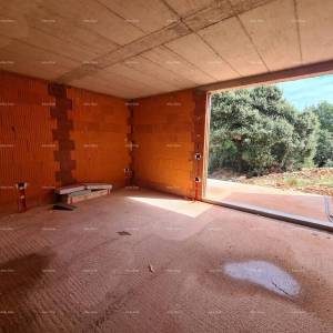 Ližnjan! Novogradnja! Apartman sa manjim vrtom.