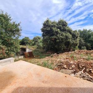 Ližnjan! Novogradnja! Apartman sa manjim vrtom.