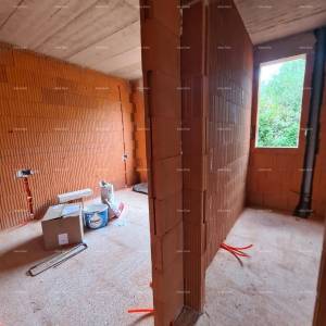 Ližnjan! Novogradnja! Apartman sa manjim vrtom.