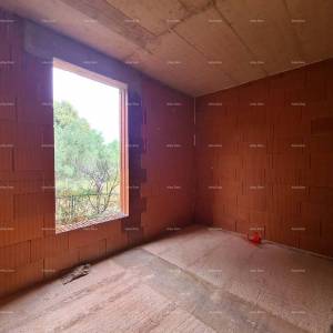 Ližnjan! Novogradnja! Apartman sa manjim vrtom.