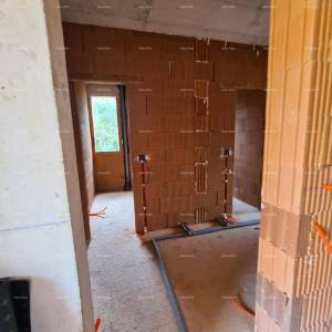 Ližnjan! Novogradnja! Apartman sa manjim vrtom.