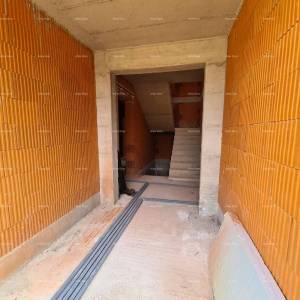 Ližnjan! Novogradnja! Apartman sa manjim vrtom.