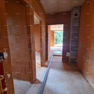 Ližnjan! Novogradnja! Apartman sa manjim vrtom.