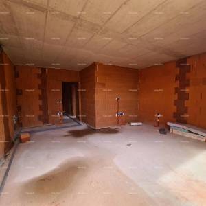 Ližnjan! Novogradnja! Apartman sa manjim vrtom.