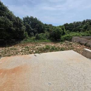 Ližnjan! Novogradnja! Apartman sa manjim vrtom.