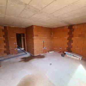 Ližnjan! Novogradnja! Apartman sa manjim vrtom.