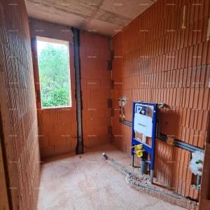 Ližnjan! Novogradnja! Apartman sa manjim vrtom.