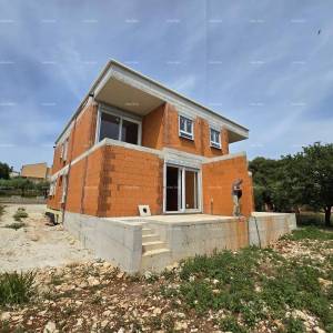 Ližnjan! Novogradnja! Apartman sa manjim vrtom.