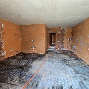 Ližnjan! Novogradnja! Apartman sa manjim vrtom.