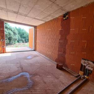 Ližnjan! Novogradnja! Apartman sa manjim vrtom.