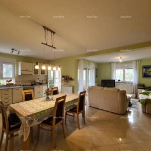 Ližnjan u prodaji  jedna velika i jedna mala kuća.