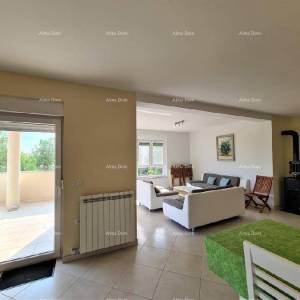 Ližnjan u prodaji  jedna velika i jedna mala kuća.