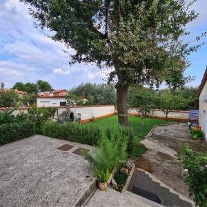 Ližnjan u prodaji  jedna velika i jedna mala kuća.