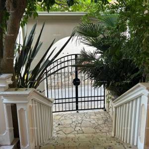 Ližnjan, uređena I kompletno namještena kuća sa garažom i konobom