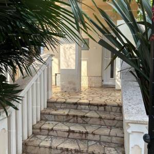 Ližnjan, uređena I kompletno namještena kuća sa garažom i konobom