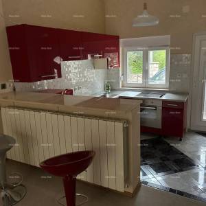 Ližnjan, uređena I kompletno namještena kuća sa garažom i konobom