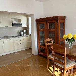 Ližnjan, uređena I kompletno namještena kuća sa garažom i konobom