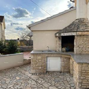 Ližnjan, uređena I kompletno namještena kuća sa garažom i konobom