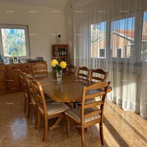 Ližnjan, uređena I kompletno namještena kuća sa garažom i konobom