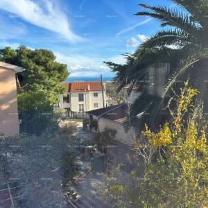 Ližnjan, uređena I kompletno namještena kuća sa garažom i konobom