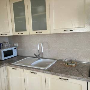 Ližnjan, uređena I kompletno namještena kuća sa garažom i konobom