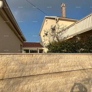 Ližnjan, uređena I kompletno namještena kuća sa garažom i konobom