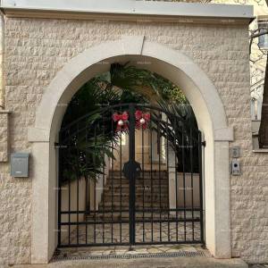 Ližnjan, uređena I kompletno namještena kuća sa garažom i konobom