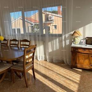 Ližnjan, uređena I kompletno namještena kuća sa garažom i konobom