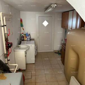 Ližnjan, uređena I kompletno namještena kuća sa garažom i konobom