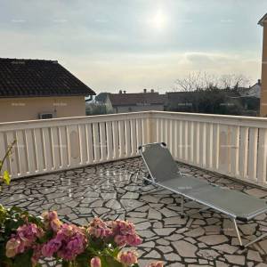 Ližnjan, uređena I kompletno namještena kuća sa garažom i konobom